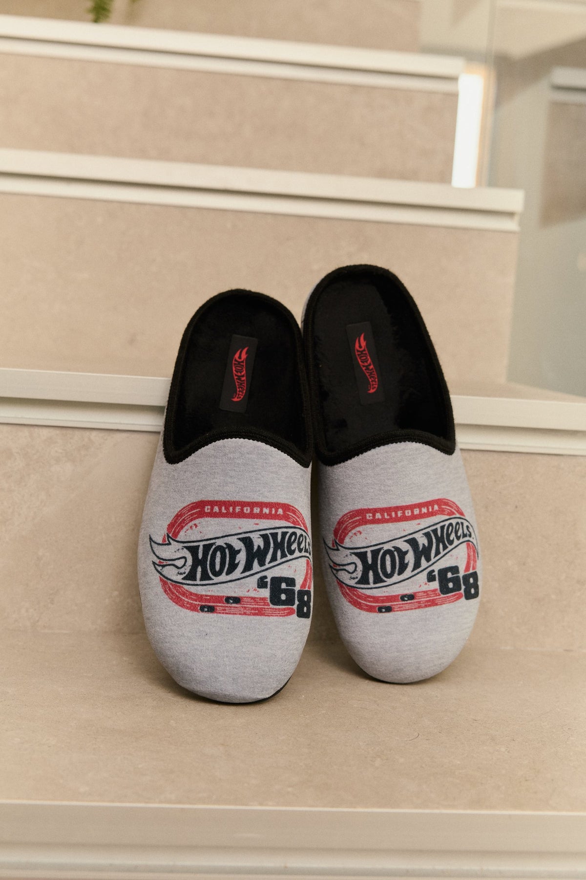 Hot Wheels 68 Gris – en casa